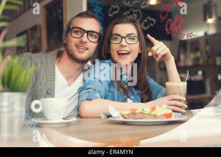 Heureux couple prévues l'heure du déjeuner ensemble dans un restaurant. Cracovie, Pologne Banque D'Images