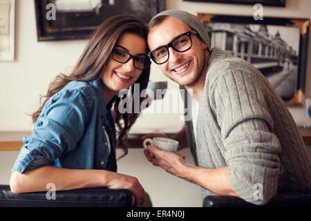 Portrait of smiling couple au café. Cracovie, Pologne Banque D'Images