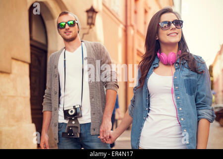 Couple élégant dans la ville. Cracovie, Pologne Banque D'Images