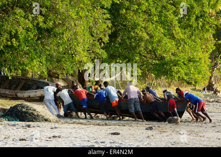 La plage de tamarin, les populations locales en poussant vers la côte en bateau de pêche, l'île Maurice Banque D'Images