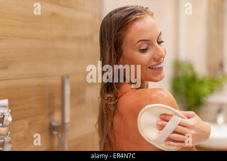 Jeune femme heureuse le bain sous la douche. Debica, Pologne Banque D'Images