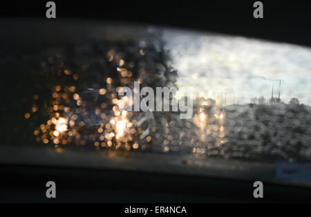 Dans travellng voiture pluie selby yorkshire royaume uni Banque D'Images