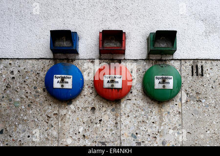 D'alerte incendie alarme sprinkleur sur mur extérieur. Banque D'Images