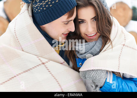 Snuggling vers le haut avec un proche en hiver. Debica, Pologne Banque D'Images