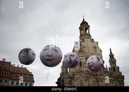 Ballons de l'affectation de organisation de campagne et de plaidoyer "UN" illustrant la Chancelière allemande, Angela Merkel (CDU, 2-L), le Premier ministre britannique David Cameron (2-R), le Premier ministre japonais Shinzo Abe (R) et le Président Italien Matteo Renzi (L) Vol stationnaire en face de la Frauenkirche de Dresde à Dresde, Allemagne, 27 mai 2015. Une réunion des ministres des Finances du G7 et des gouverneurs de banque centrale a lieu dans la capitale de la Saxe du 27 mai au 29 mai. Photo : ARNO BURGI/dpa Banque D'Images