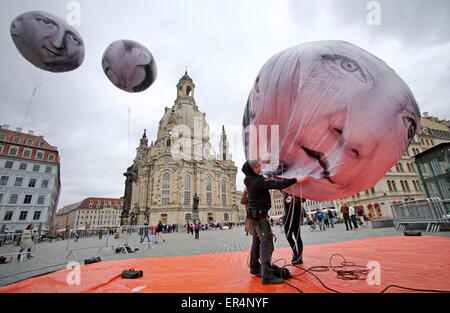 Ballons de l'affectation de organisation de campagne et de plaidoyer "UN" illustrant la Chancelière allemande, Angela Merkel (CDU, avant), le Premier ministre britannique David Cameron (l)et le Premier ministre japonais Shinzo Abe (r) passez en face de la Frauenkirche de Dresde à Dresde, Allemagne, 27 mai 2015. Une réunion des ministres des Finances du G7 et des gouverneurs de banque centrale a lieu dans la capitale de la Saxe du 27 mai au 29 mai. Photo : JAN WOITAS/dpa Banque D'Images