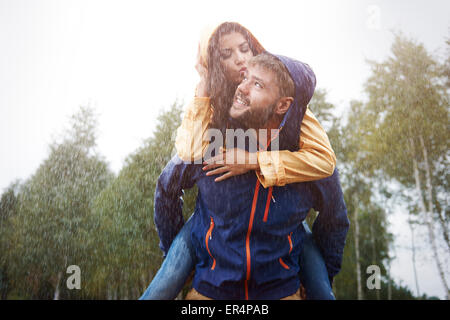 Happy Time pour couple aimant dans la pluie. Debica, Pologne Banque D'Images