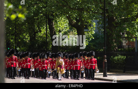 Westminster, London, UK. 27 mai, 2015. Grenadier Guards down sun mars Birdcage pommelé à pied après l'ouverture du Parlement de l'État vers la caserne Wellington. Credit : Malcolm Park editorial/Alamy Live News Banque D'Images