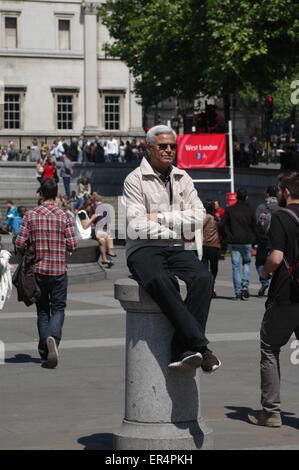 Londres, Royaume-Uni. 27 mai, 2015. L'homme se détend à Trafalgar Square en plein soleil après la cérémonie d'ouverture du parlement. Credit : JOHNNY ARMSTEAD/Alamy Live News