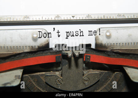 Feuille de papier avec l'inscription ' ne pas pousser de moi" dans la machine à écrire Banque D'Images