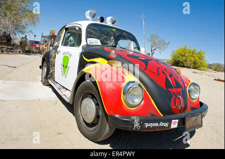 Noir et blanc Volkswagen voiture de patrouille galactique avec chauffeur, exotiques est Jésus, Slab City, Niland, Californie du Sud. Banque D'Images