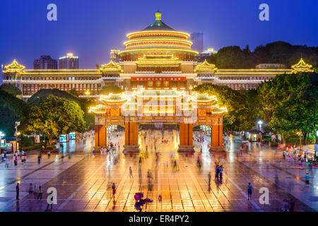 Chongqing, Chine au Grand Hall du Peuple et la Place du Peuple. Banque D'Images