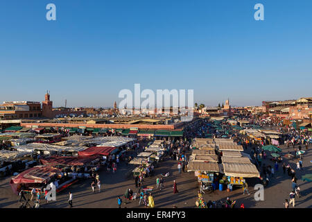 'DJeema el fna' - La place du marché de Marrakech très occupé Banque D'Images