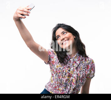 Jeune femme faisant photo selfies sur smartphone isolé sur fond blanc Banque D'Images