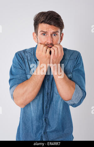 Man biting nails dans la peur. Debica, Pologne Banque D'Images