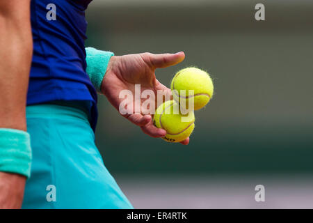 Paris, France. 26 mai, 2015. Tennis, Roland Garros, Main et ball Crédit : Henk Koster/Alamy Live News Banque D'Images