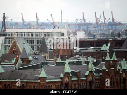 Hambourg, Allemagne. 27 mai, 2015. Vue sur les toits de la Speicherstadt et les grues du terminal à conteneurs à Hambourg, Allemagne, 27 mai 2015. La ville de Hambourg espère que le port avec son quartier Speicherstadt et le Kontorhaus avec son Chili chambre va gagner la ville son premier Patrimoine Culturel Mondial. Photo : DANIEL BOCKWOLDT/dpa/Alamy Live News Banque D'Images