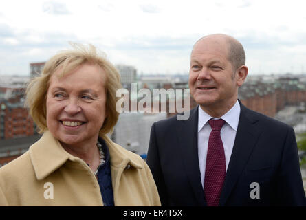 Hambourg, Allemagne. 27 mai, 2015. Ministre d'Etat et présidente de la commission du patrimoine mondial de l'UNESCO et de l'Hambourg Maria Boehmer Maire Olaf Scholz (SPD) poser sur le dessus du Chili maison devant la toile de l'Hambourg Speicherstadt à Hambourg, Allemagne, 27 mai 2015. La ville de Hambourg espère que le port avec son quartier Speicherstadt et le Kontorhaus avec son Chili chambre va gagner la ville son premier Patrimoine Culturel Mondial. Photo : DANIEL BOCKWOLDT/dpa/Alamy Live News Banque D'Images