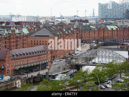 Hambourg, Allemagne. 27 mai, 2015. Vue sur les toits de la Speicherstadt et le site de construction de la Philharmonie de l'Elbe à Hambourg, Allemagne, 27 mai 2015. La ville de Hambourg espère que le port avec son quartier Speicherstadt et le Kontorhaus avec son Chili chambre va gagner la ville son premier Patrimoine Culturel Mondial. Photo : DANIEL BOCKWOLDT/dpa/Alamy Live News Banque D'Images