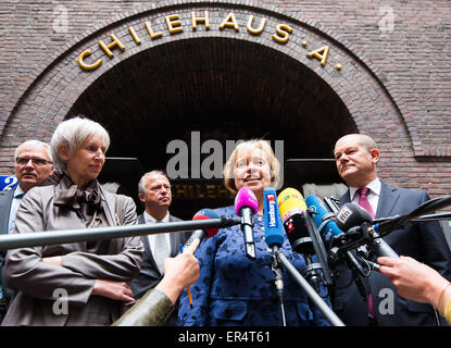 Hambourg, Allemagne. 27 mai, 2015. Le sénateur de Hambourg pour les affaires culturelles Barbara Kisseler (SPD, l-r), Ministre d'Etat et présidente de la commission du patrimoine mondial de l'UNESCO et de l'Hambourg Maria Boehmer Maire Olaf Scholz (SPD) répondre aux questions des journalistes en face de la maison du Chili à Hambourg, Allemagne, 27 mai 2015. La ville de Hambourg espère que le port avec son quartier Speicherstadt et le Kontorhaus avec son Chili chambre va gagner la ville son premier Patrimoine Culturel Mondial. Photo : DANIEL BOCKWOLDT/dpa/Alamy Live News Banque D'Images