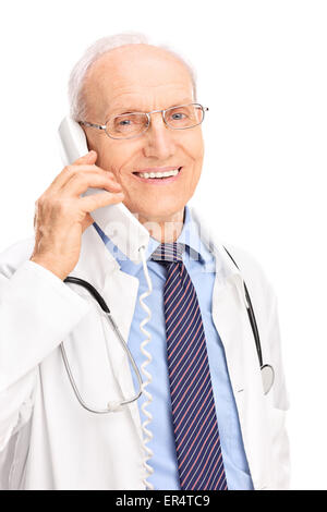Shot vertical d'un médecin parlant sur un téléphone et souriant isolé sur fond blanc Banque D'Images