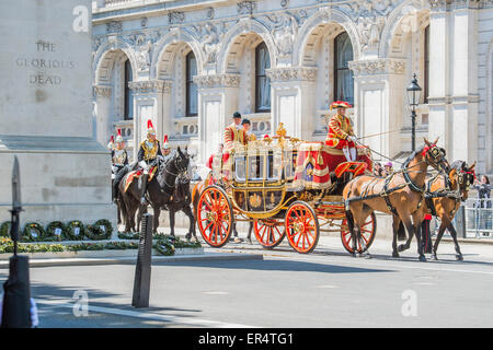 Londres, Royaume-Uni. 27 mai, 2015. Le Prince Charles et Camilla - La Reine, le Prince Charles et sa couronne passer vers le bas Whitehall, dans les voitures d'état, à leur retour de l'État Ouverture du Parlement. Crédit : Guy Bell/Alamy Live News Banque D'Images