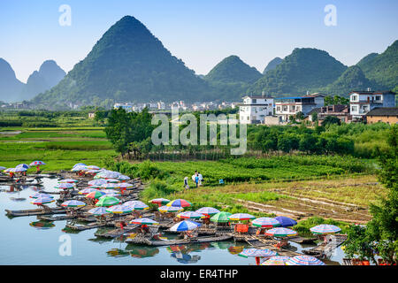 Yangshuo, Chine sur la rivière Li. Banque D'Images