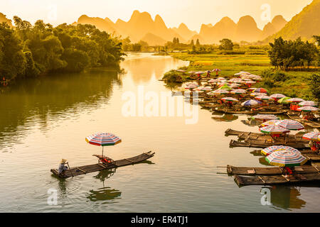 Yangshuo, Chine sur la rivière Li. Banque D'Images