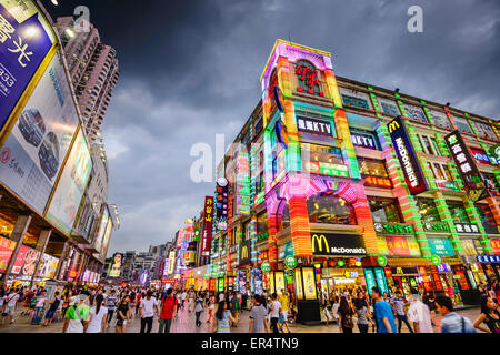 Les piétons traversent la rue piétonne Shangxiajiu à Guangzhou, Chine. Banque D'Images