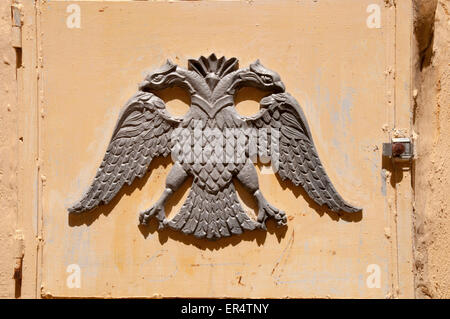 L'aigle bicéphale est un symbole courant dans l'héraldique. Der ist ein beliebtes Doppelkopf-Adler Wappen-Symbol. Banque D'Images
