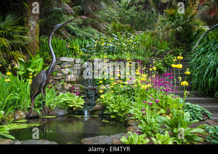 Statue Heron dans une piscine de Trebah gardens près de Falmouth en Cornouailles, Angleterre. Banque D'Images