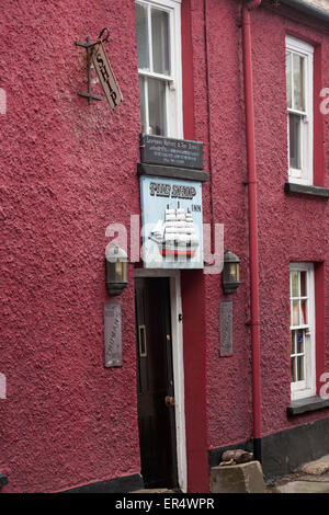 L'auberge de bateau à moindre Fishguard ou Abergwaun, Pembrokeshire Coast National Park, le Pays de Galles en mai Banque D'Images