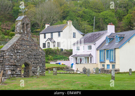 Vestiges de l'église St Brynach et chalets du MCG YR Eglwys, parc national de la côte du Pembrokeshire, pays de Galles, Royaume-Uni en mai Banque D'Images