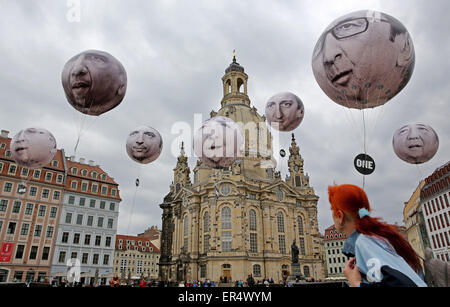 Ballons de l'affectation de organisation de campagne et de plaidoyer "UN" représentant le premier ministre canadien Stephen Harper (L-R), le président américain Barack Obama, le Président Italien Matteo Renzi, la chancelière allemande Angela Merkel (CDU), le Premier ministre britannique David Cameron, le Président français François Hollande et le Premier ministre japonais Shinzo Abe passez en face de la Frauenkirche de Dresde à Dresde, Allemagne, 27 mai 2015. Une réunion des ministres des Finances du G7 et des gouverneurs de banque centrale a lieu dans la capitale de la Saxe du 27 mai au 29 mai. Photo : JAN WOITAS/dpa Banque D'Images