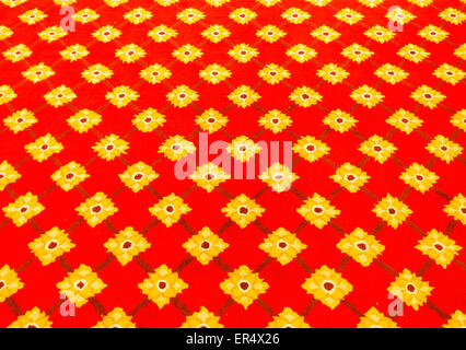 Tapis rouge avec motif floral dans l'église de temple thaïlandais. Banque D'Images