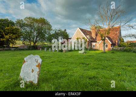 Soirée de printemps à Piddinghoe cimetière du village dans l'East Sussex, Angleterre. Banque D'Images