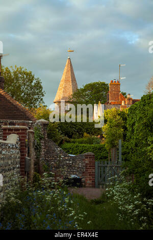 Soirée de printemps en Piddinghoe Village, East Sussex, Angleterre. Banque D'Images