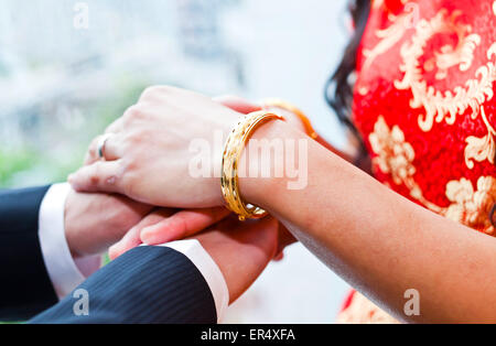 Mariée et le marié porter des bagues de mariage Banque D'Images