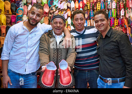 Propriétaire de magasin de patins avec ses fils. Marrakech - place du marché, Jeema el fna Banque D'Images