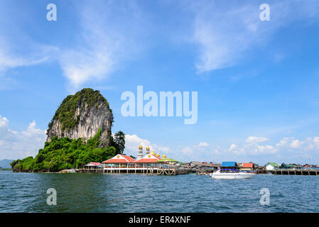 Beau paysage mer et ciel bleu en été à l'île de Koh Panyee Punyi ou village de pêcheurs est en voyage attractions culturelles Banque D'Images