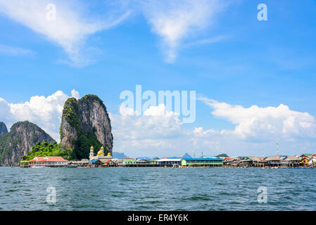 Beau paysage mer et ciel bleu en été à l'île de Koh Panyee Punyi ou village de pêcheurs est en voyage attractions culturelles Banque D'Images