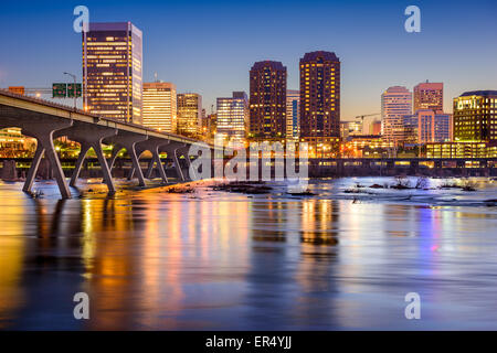 Richmond, Virginie, USA Skyline sur la James River. Banque D'Images