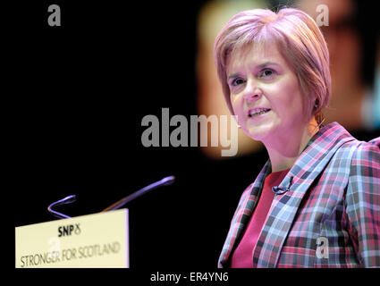 Le nouveau Premier Ministre de l'Écosse, Nicola Sturgeon, s'adresse à la foule lors de la SSE Hydro dans Glasgow. Le nouveau leader du SNP Depute Stewart Hosie et ancien premier ministre Alex Salmond a également parlé, et une variété de groupes musicaux locaux ouverts pour les politiciens. Comprend : Nicola Sturgeon Où : Glasgow, Royaume-Uni Quand : 22 novembre 2014 Source : WENN.com Banque D'Images