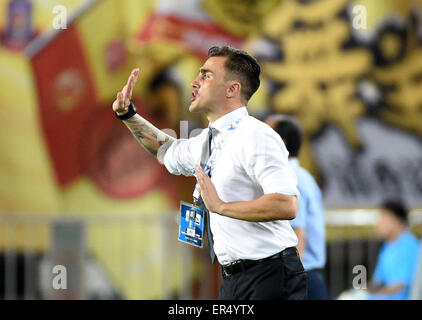 Guangzhou, la province chinoise du Guangdong. 27 mai, 2015. L'entraîneur-chef Fabio Cannavaro de Chine Guangzhou Evergrande de gestes au cours de l'AFC Champions League football match ronde de 16 seconde partie de la Corée du Sud contre FC Seongnam à Guangzhou, province du Guangdong en Chine du sud, le 27 mai 2015. © Liu Dawei/Xinhua/Alamy Live News Banque D'Images