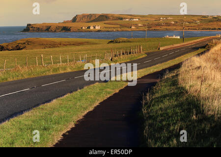 Causeway Coastal Route près de Bushmills.le comté d'Antrim, Irlande du Nord,UK,l'Europe.On background:Giant's Causeway Banque D'Images