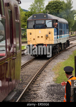 Rowsley,près de Matlock, Derbyshire, Angleterre. 27 mai 2015.La locomotive diesel vintage Athena est préparé pour le service de pointe à la station ferroviaire de rampe plate-forme. Banque D'Images