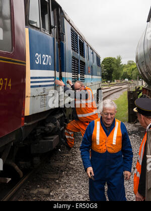 Rowsley,près de Matlock, Derbyshire, Angleterre. 27 mai 2015.La locomotive diesel vintage Athena est préparé pour le service de pointe à la station ferroviaire de rampe plate-forme. Banque D'Images