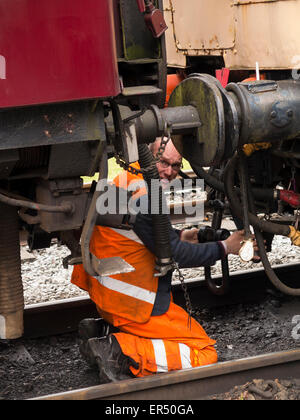 Rowsley,près de Matlock, Derbyshire, Angleterre. 27 mai 2015.La locomotive diesel vintage Athena est préparé pour le service de pointe à la station ferroviaire de rampe plate-forme. Banque D'Images