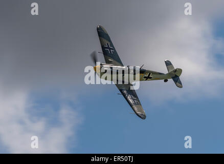 Buchon Hispano HA-1112 / Messerschmitt Bf109 10 jaune à la Shuttleworth Collection VE jour Airshow, ancien préfet, 3 mai 2015 Banque D'Images