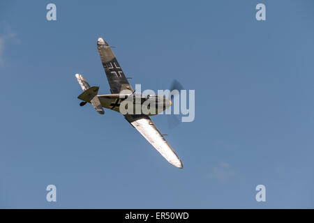 Buchon Hispano HA-1112 / Messerschmitt Bf109 10 jaune à la Shuttleworth Collection VE jour Airshow, ancien préfet, 3 mai 2015 Banque D'Images